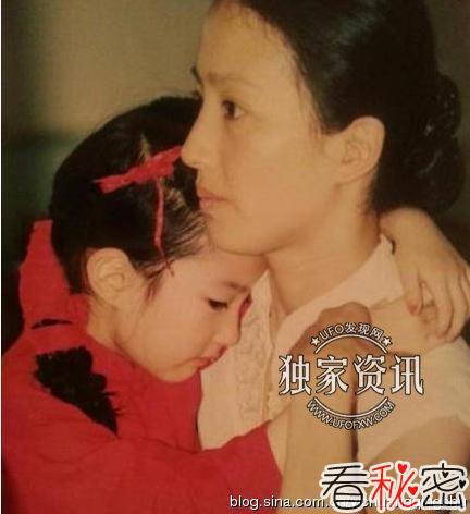 刘亦菲和她妈妈的照片,竟和神仙姐姐一样漂亮